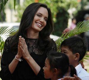 ¡Se vale suspirar! El apuesto policía que cumplió su sueño de tomarse una foto con Angelina Jolie