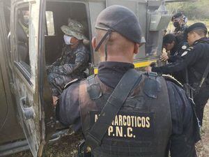 Ligan a proceso a soldado por intentar sustraer droga durante operativo en Petén
