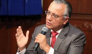 Corte de Ecuador acepta apelación de exsecretario detenido por corrupción