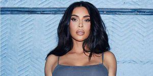 Kim Kardashian fascina en un bikini con estampado de piel de serpiente