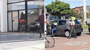 Vigilante de concesionario tomó las llaves de un vehículo, lo encendido sin saber manejar y atravesó un ventanal