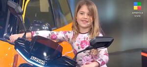 Niña de 7 años hizo andar una moto en programa en vivo de Argentina y se le fue de control