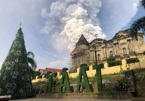 VIDEOS. Tras 40 años, volcán filipino despierta y expulsa gigantesca nube de ceniza