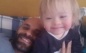Hombre gay cambió su vida al adoptar a niña con Síndrome de Down que fue rechazada 20 veces