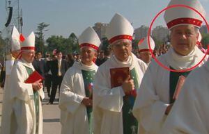Es acusado de ser encubridor de Karadima: cuestionado obispo Juan Barros participa en misa del papa Francisco en Parque O'Higgins