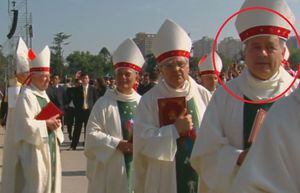 Es acusado de ser encubridor de Karadima: cuestionado obispo Juan Barros participa en misa del papa Francisco en Parque O'Higgins