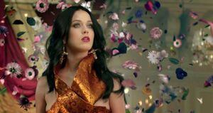 Após dar à luz, Katy Perry exibe curvas naturais e propaga a maternidade real