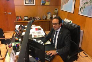 Consejero catalán desafía al gobierno español tras destitución del Parlamento y sube foto a Twitter trabajando en su despacho