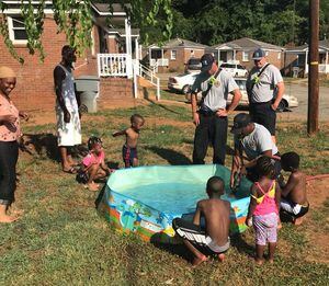 Niños intentaban humildemente llenar una piscina con ollas hasta que llegan los bomberos a salvar el cumpleaños