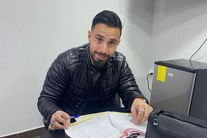 Galíndez se exhibe firmando contrato con el Aucas y se llena de duros comentarios de hinchas de la U