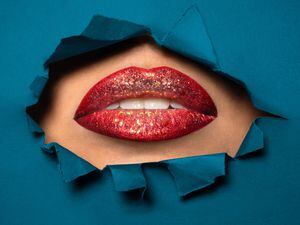 Especialista compartilha dica sobre como para aumentar os lábios com batom