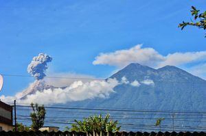 Autoridades no descartan caída de ceniza volcánica en la capital y Antigua Guatemala