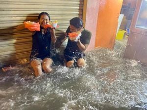 Guayaquil: Una pareja de novios disfruta de unas salchipapas mientras cae una lluvia torrencial