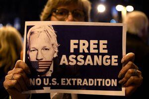 Suspenden juicio sobre extradición de Assange a Estados Unidos