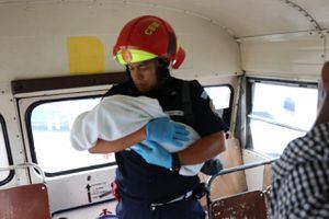 Bebé es abandonado en los asientos traseros de un bus urbano