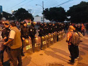 VIDEO. Policía separa con gas lacrimógeno trifulca entre seguidores de Municipal y Olimpia
