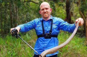 Homem captura a maior cobra marrom já vista e fotos fazem sucesso nas redes sociais