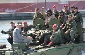 Máxima alerta en Venezuela: Maduro despliega Fuerzas Armadas a lo largo de las fronteras