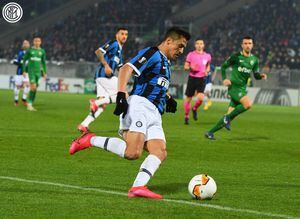 Alexis casi se manda un golazo de taco en victoria a domicilio del Inter por la Europa League