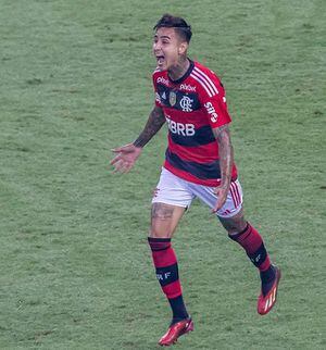 El duro contraste de los chilenos en Flamengo: Pulgar anotó un golazo y Vidal apenas juega