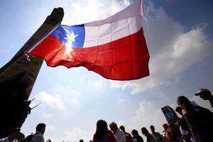 La bandera, el escudo y el himno: aseguran que Convención Constitucional podría cambiar emblemas patrios