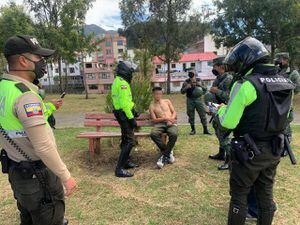 Quito: Hombre que portaba un cuchillo amenazó a los uniformados y se quitó la mascarilla