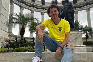 ¡Casi y no se va! Luisito Comunica flechado por policía ecuatoriana