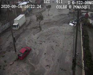 Impactante desbordamiento de quebrada en Pomasqui, norte de Quito