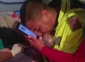 Policía salvó la vida de un recién nacido siguiendo instrucciones por teléfono