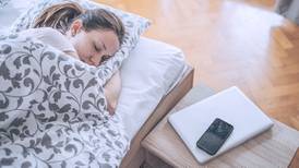 ¿Por qué dormir con el teléfono es peligroso para la salud?