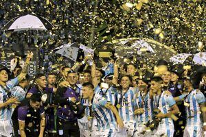 Racing con los tres chilenos en cancha se quedó con el Trofeo de Campeones de Argentina