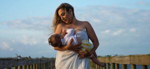Aerolínea exige a madres cubrirse mientras dan pecho para “no ofender a pasajeros”