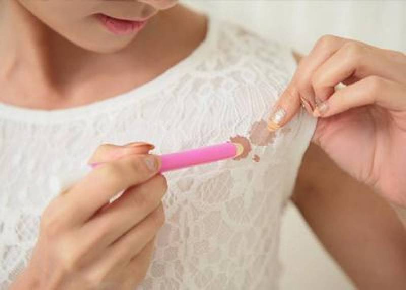 Este truco es perfecto para eliminar las manchas de maquillaje de tu ropa –  Metro World News
