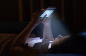 ¿Es peligroso dejar cargando el celular durante toda la noche?