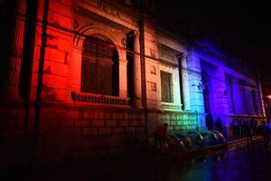 Proyectan bandera LGBTIQ en el Congreso para pedir respeto e inclusión
