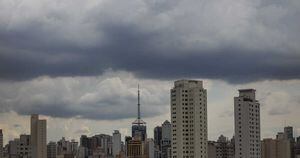 Previsão do Tempo: chuva cai em São Paulo no primeiro dia de maio