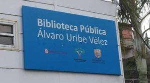 ¿Por qué hay una biblioteca en Colombia que se llama Álvaro Uribe Vélez?
