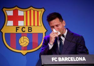 Subastan en un millón de dólares el pañuelo en que lloró Messi en su despedida del Barcelona