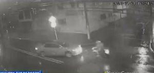 (VIDEO) Conductor arrolló a mujer motociclista y escapó del lugar