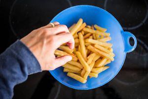 Científicos chilenos crean las papas fritas perfectas: bajas en calorías y sin sellos negros