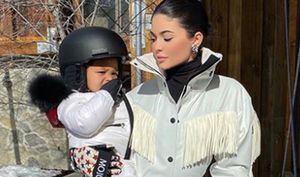 Kylie Jenner comparte una foto de Stomi con un costoso outfit de invierno