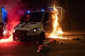 Prenden fuego a camioneta de la Guardia Urbana de Barcelona con agente dentro