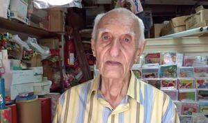 Don Pablo tiene 97 años y sigue trabajando en su negocio en Adjuntas