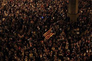 Miles protestan en Cataluña contra encarcelamiento de líderes independentistas