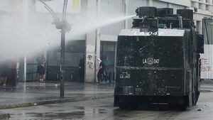 Gravísimo: análisis demuestra que policía chilena usa soda cáustica en el agua del "Guanaco"