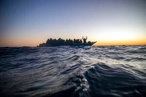Rescatan a cerca de 800 migrantes y buque humanitario los traslada a Italia