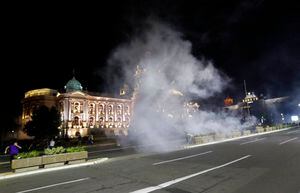 Violento estallido social en Serbia: gobierno impone cuarentena y la gente trata de tomarse el congreso