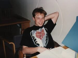 Pasar de una infancia difícil a ser la persona con más dinero del mundo: Las claves de la biografía de Elon Musk