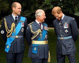 El príncipe Harry rompe protocolo real al felicitar a su padre, el príncipe Carlos, por su cumpleaños