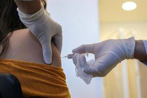 China autorizó en julio el uso de "vacuna de emergencia", afirma un funcionario